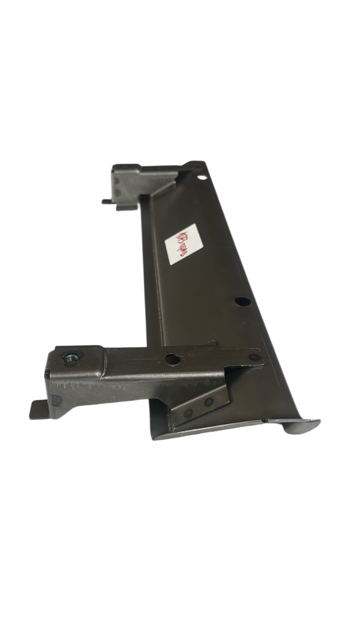 Поперечина кронштейна сидения правая на ВАЗ Нива 